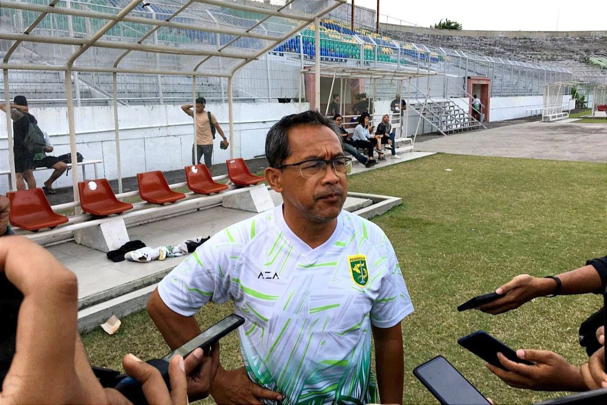 Aji Santoso tuntut Persebaya tetap fokus meski Liga 1 tanpa degradasi