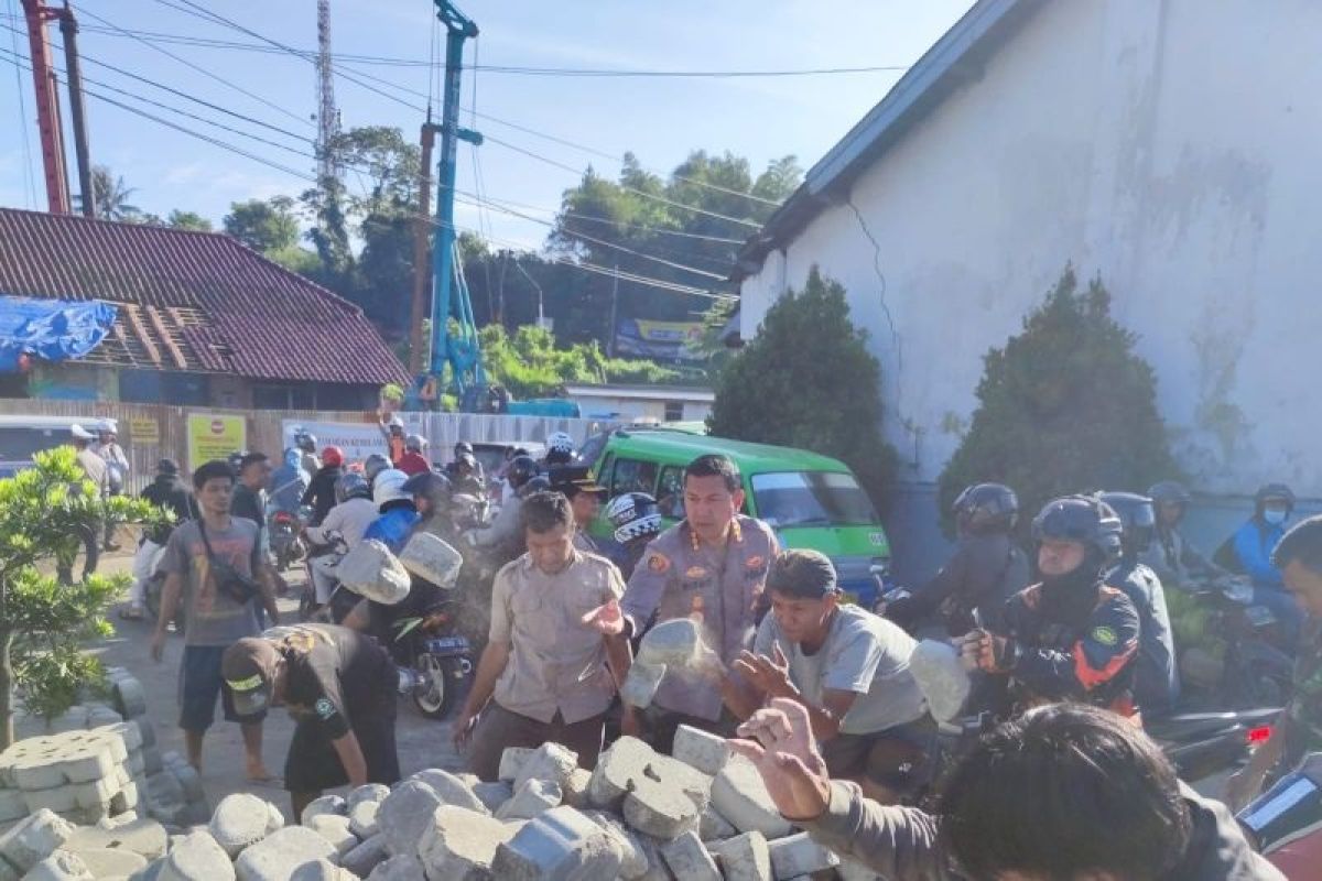 Sebuah truk pengangkut paving blok terguling di rel Batutulis Bogor