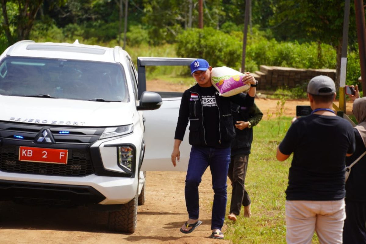 Pikul beras, Wabup Kapuas Hulu-Paskas salurkan beras untuk anak yatim