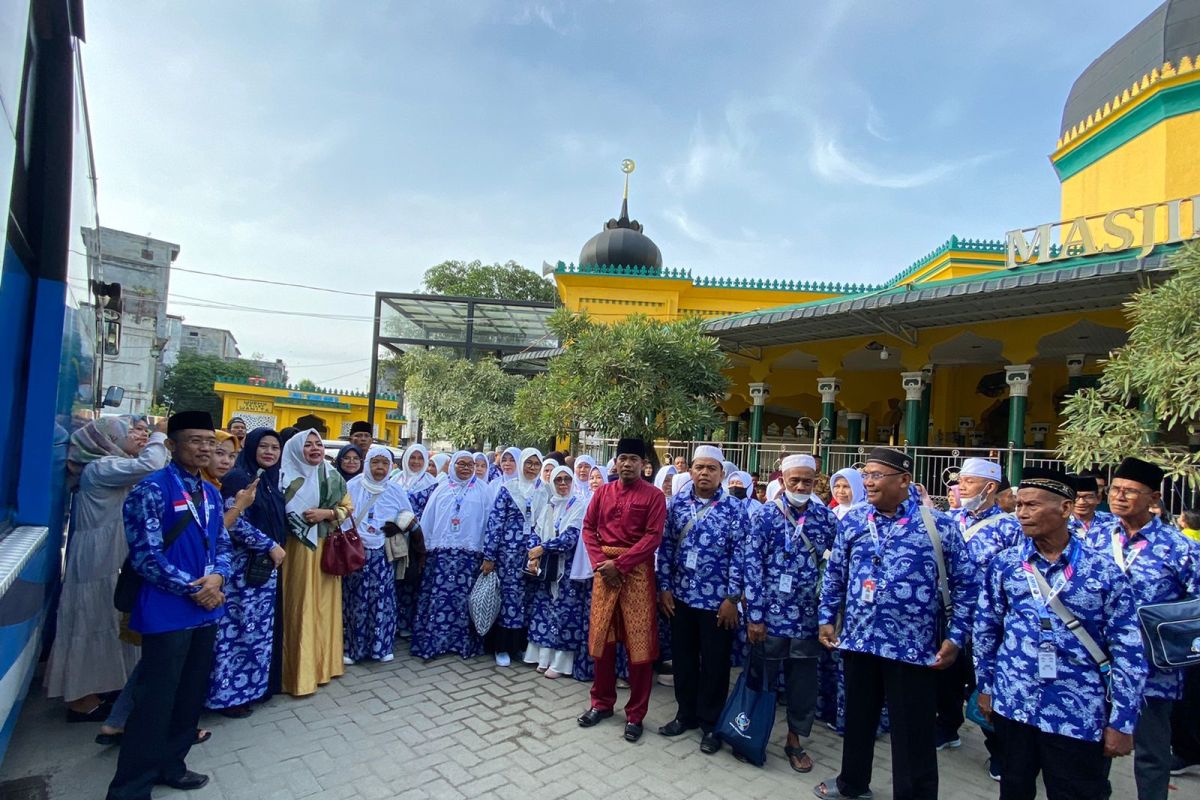 38 jamaah umroh diberangkatkan dari Masjid Raya Stabat