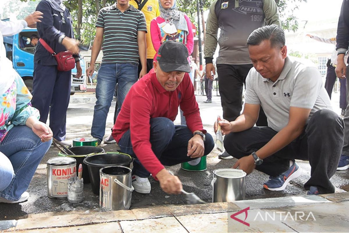 Jakarta kemarin, dari pengerjaan trotoar hingga OTT pembuang sampah