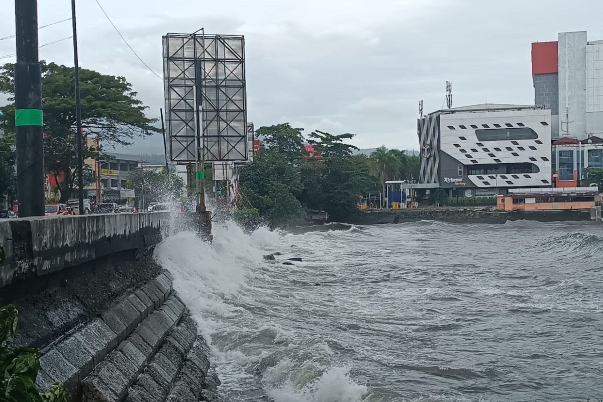 Tekanan rendah Filipina akibatkan gelombang tinggi perairan Sulut