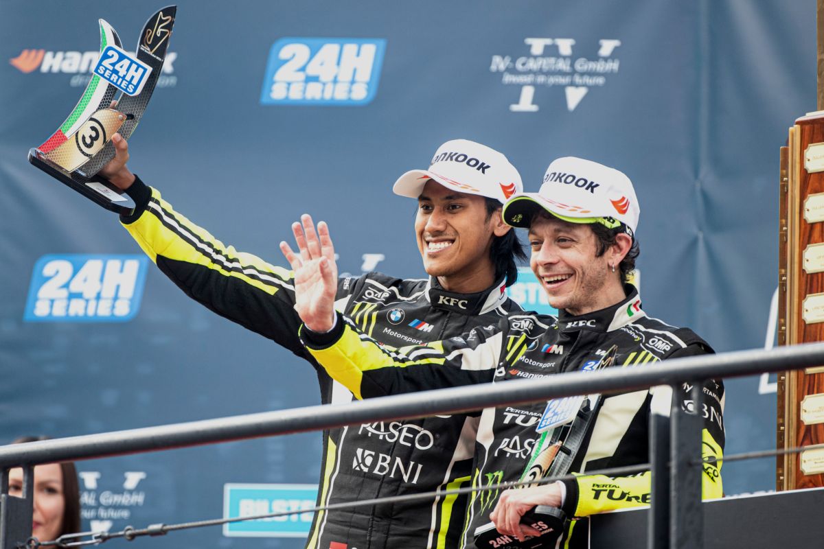 Sean Gelael tandai kerja bareng Valentino Rossi dengan podium pada balapan 24H Dubai