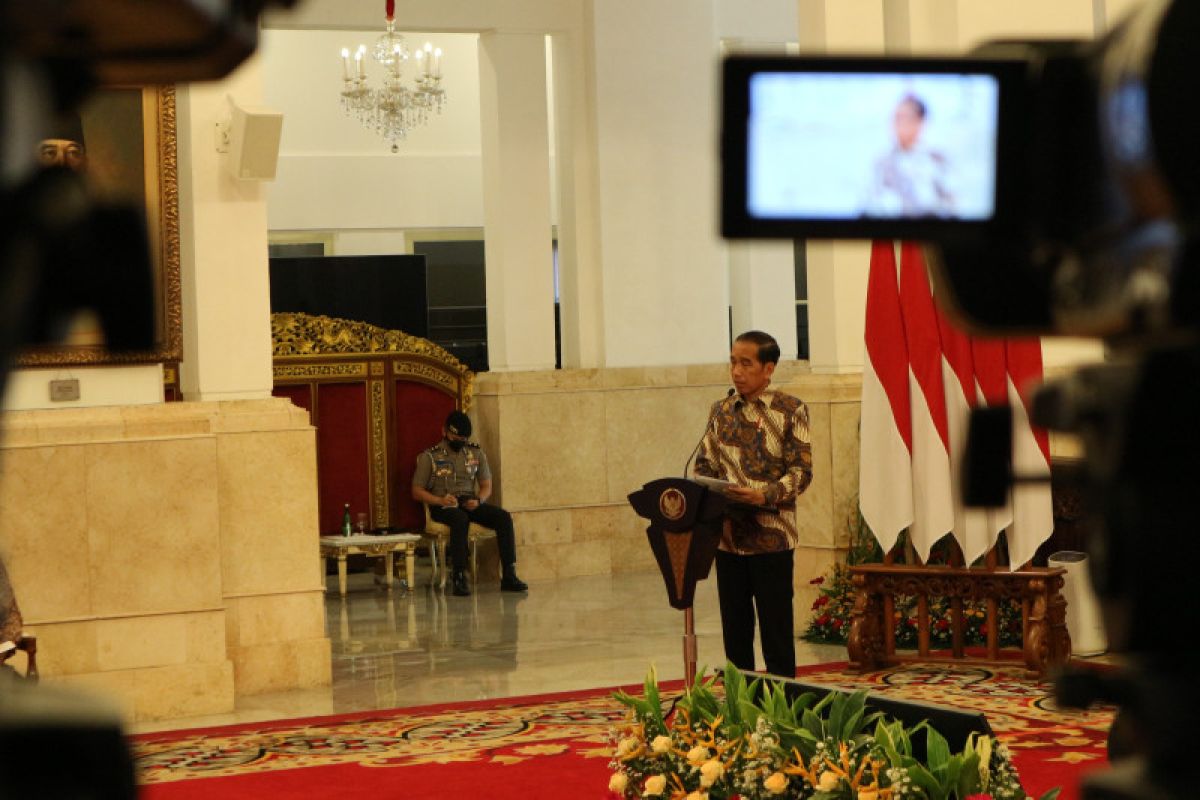 Jokowi seeks prompt response from ministers to swift global changes