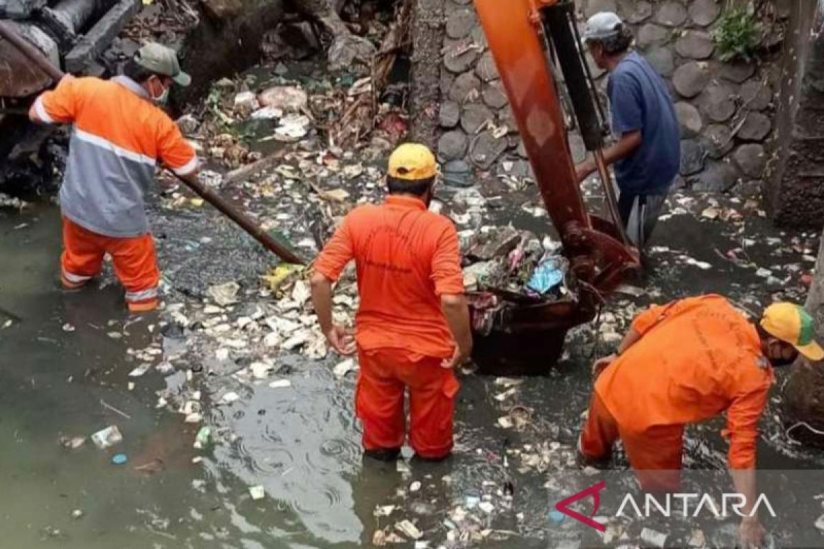 Puluhan ton sampah di Sungai Cikarang Hilir diangkut DLH Bekasi