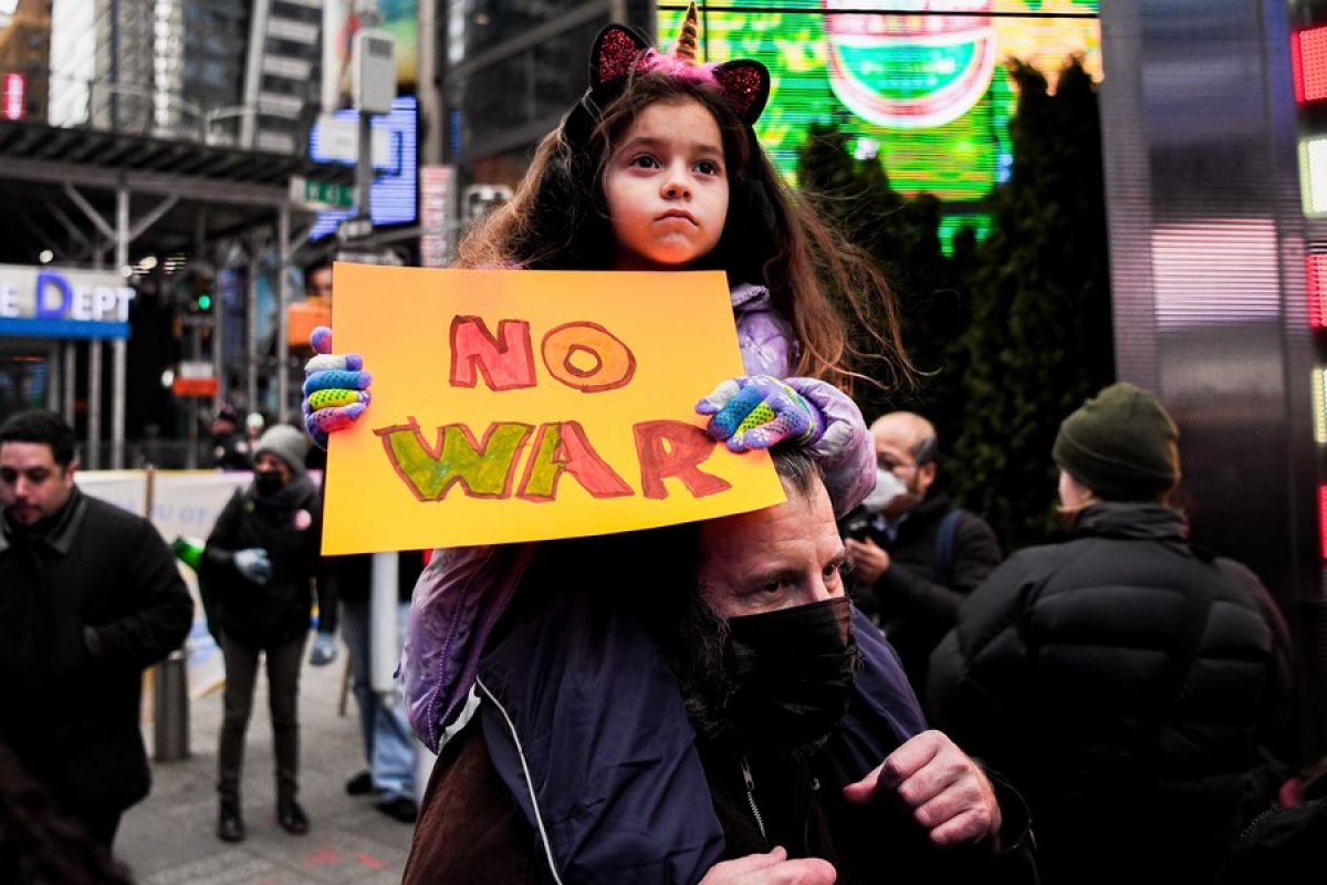 Ratusan orang berunjuk rasa di New York tolak AS jadi "mesin perang"