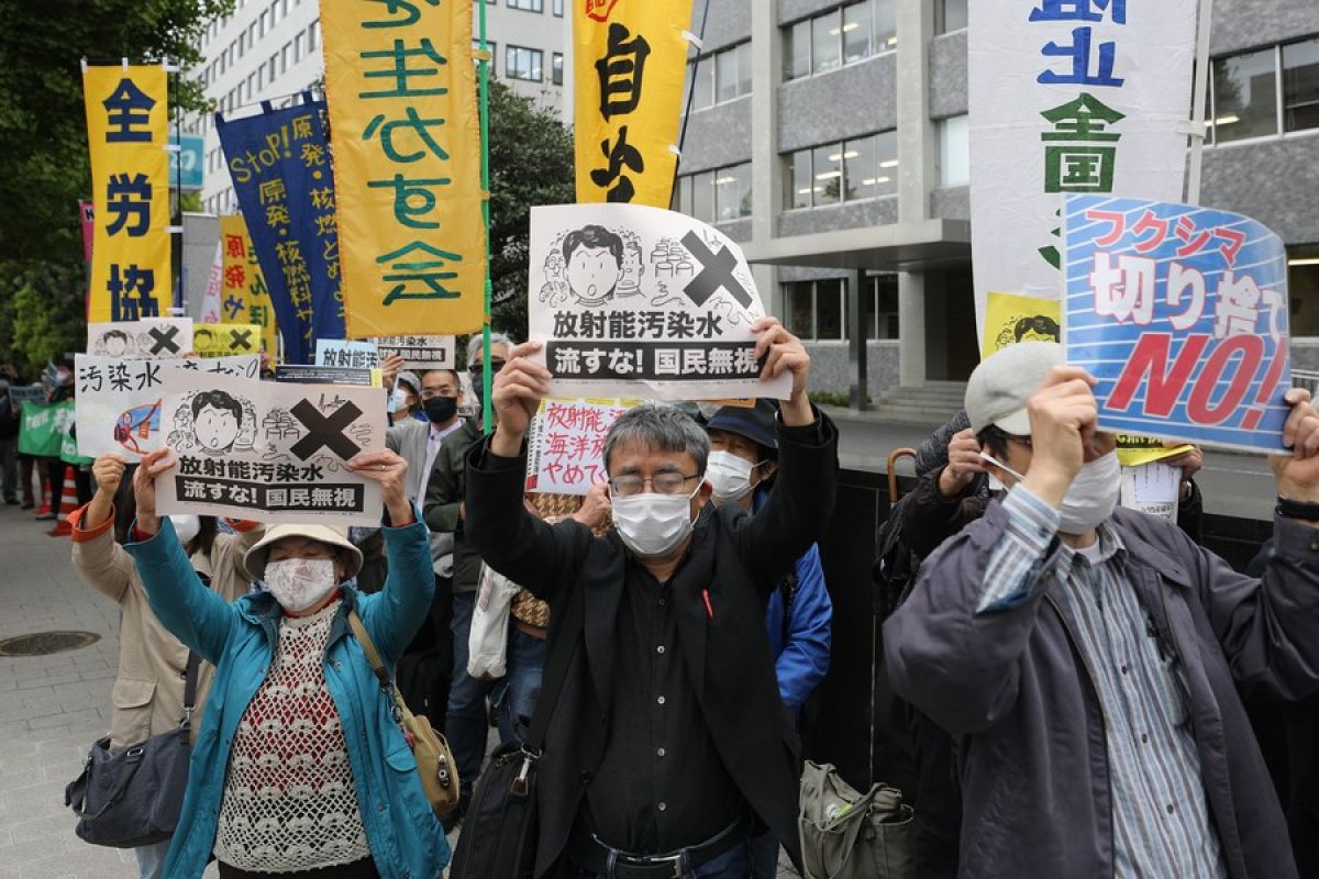 Publik Jepang protes rencana pembuangan limbah radioaktif ke laut