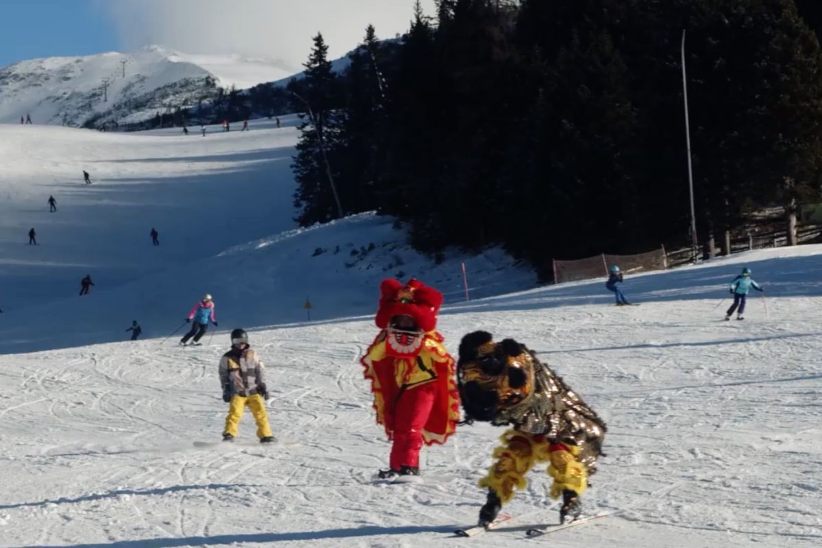 Ski barongsai meliuk di Pegunungan Alpen jelang Tahun Baru Imlek