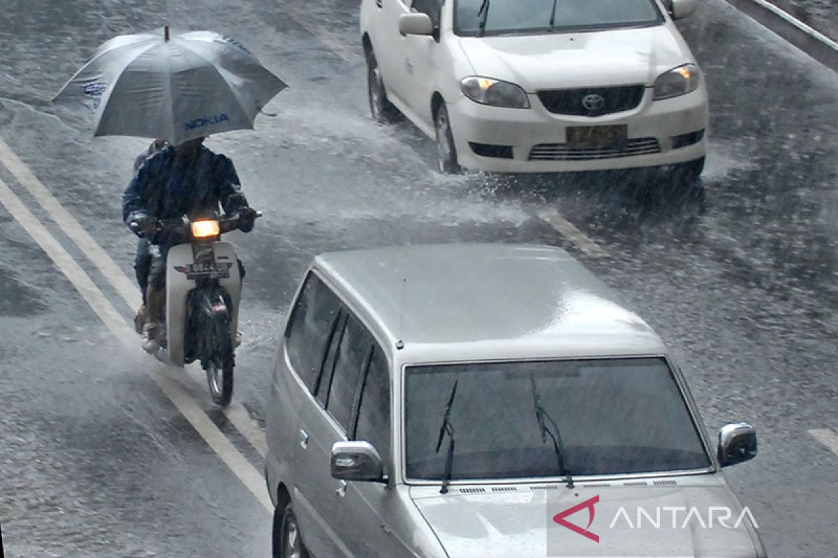 Hujan diprakirakan mengguyur beberapa kota besar di Indonesia