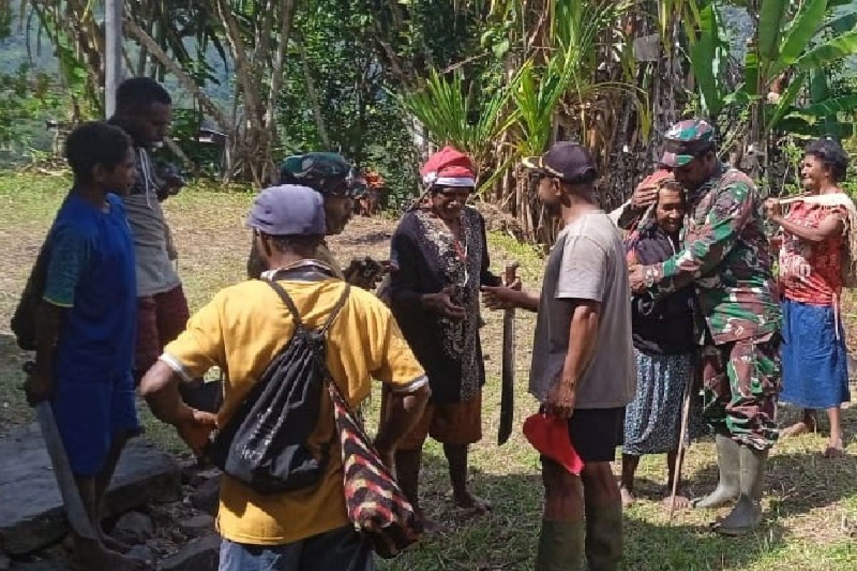 Personel Koramil Kiwirok kunjungi kampung Apom yang sempat diganggu KSB
