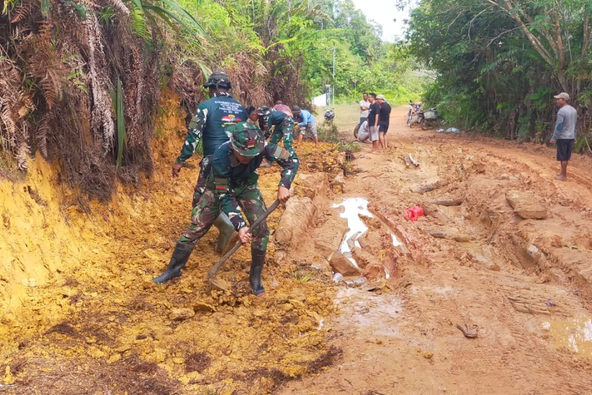 TNI bersama warga perbaiki jalan rusak akses anak sekolah di perbatasan