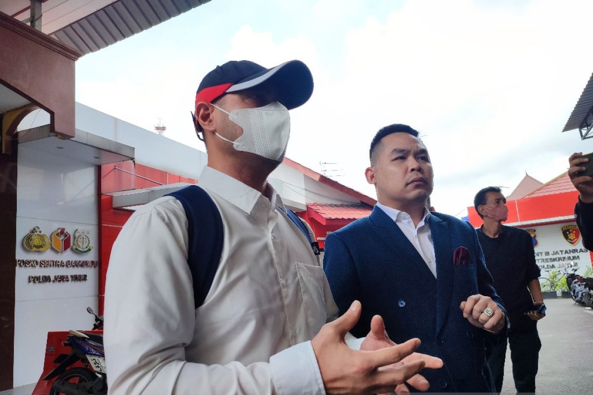 Polisi menahan Ferry Irawan terkait kasus KDRT