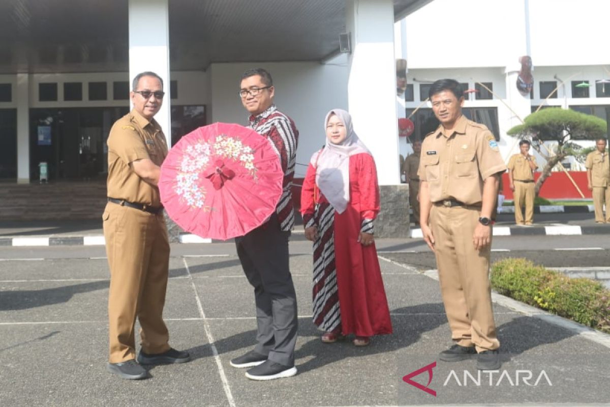Payung geulis Tasikmalaya wakili Indonesia ikut pameran di Thailand