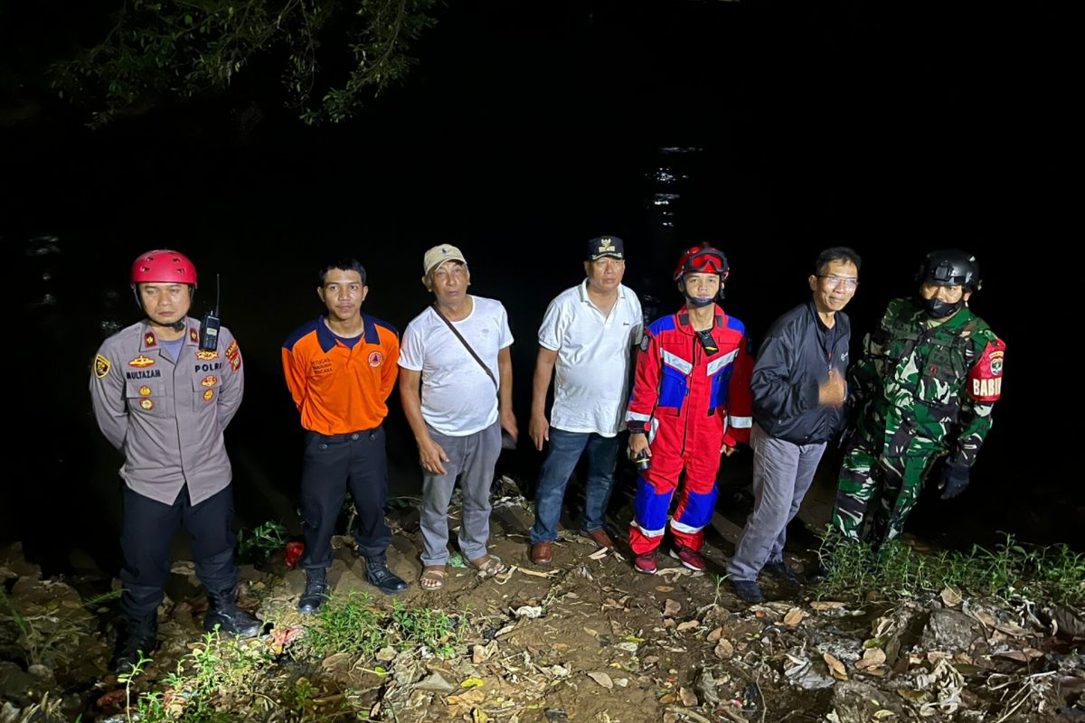 Polisi bersama tim SAR cari dua anak panti asuhan terbawa arus Kali Ciliwung