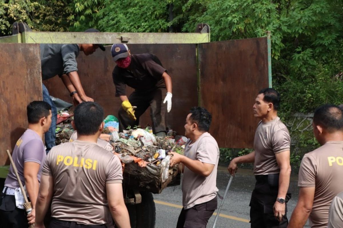 Bersih-bersih lingkungan Parapat dukung ajang F1H2O