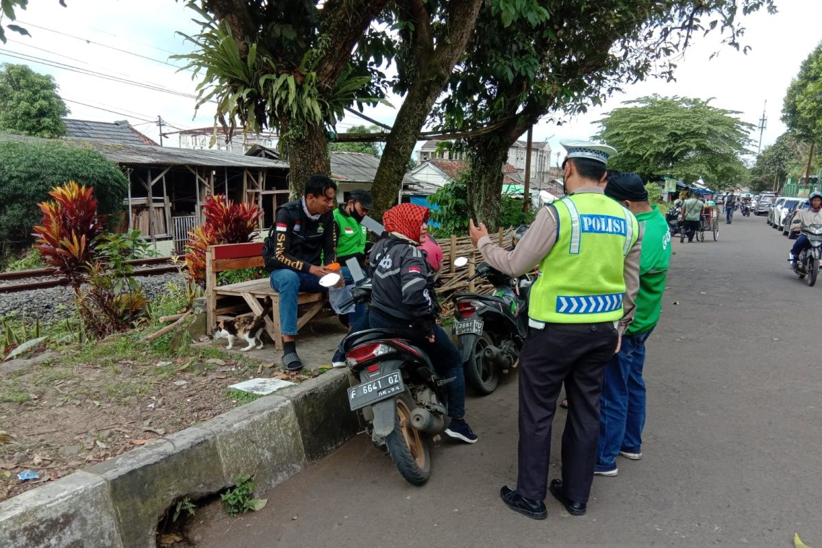 Polantas beri edukasi tentang keamanan berlalu lintas kepada ojol