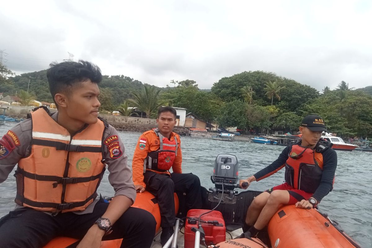 Tim SAR kembali cari wisatawan Tangerang terseret ombak di Pantai Ciantir
