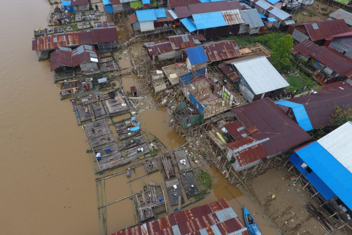 Bantaran Sungai Kahayan di Palang Karaya masih mengalami keretakan
