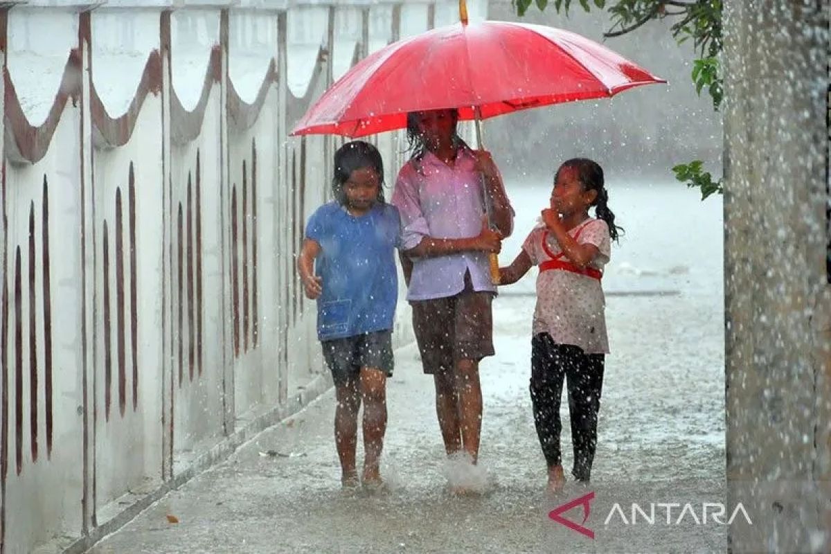 BMKG prakirakan hujan ringan guyur sejumlah wilayah Indonesia