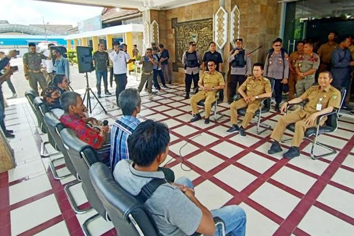 Bupati Barut janji tindak lanjuti laporan warga Desa Hajak terkait pemberhentian kades