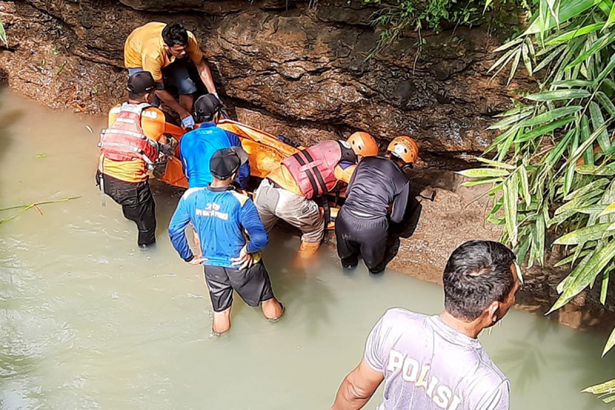 Evakuasi jenazah wanita hanyut di Sungai Bogowonto