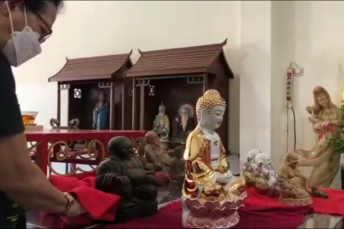Warga Tionghoa di Blitar ritual sucikan patung dewa jelang Imlek 2574
