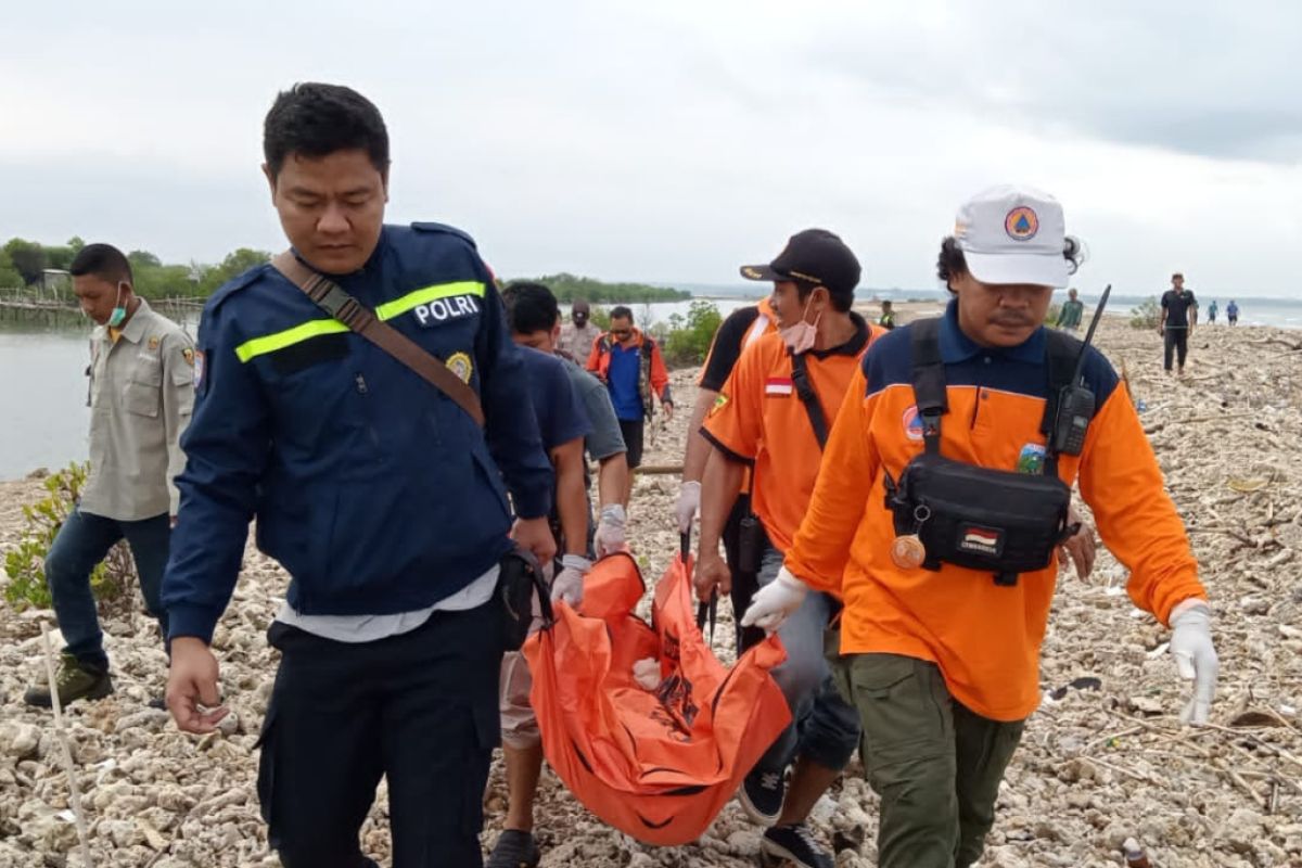 BPBD evakuasi jasad perempuan tanpa busana di Pantai Ujungpiring Jepara