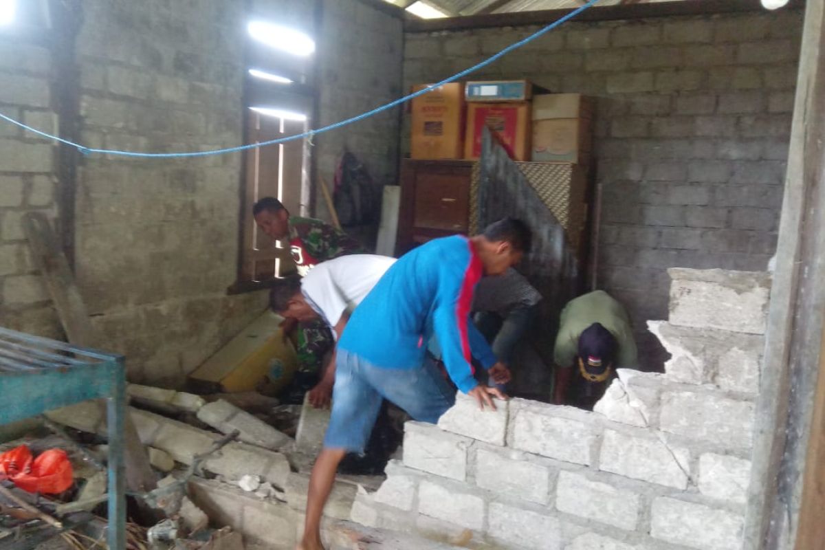 Kodam Pattimura bantu warga Maluku korban gempa bersihkan  puing rumah