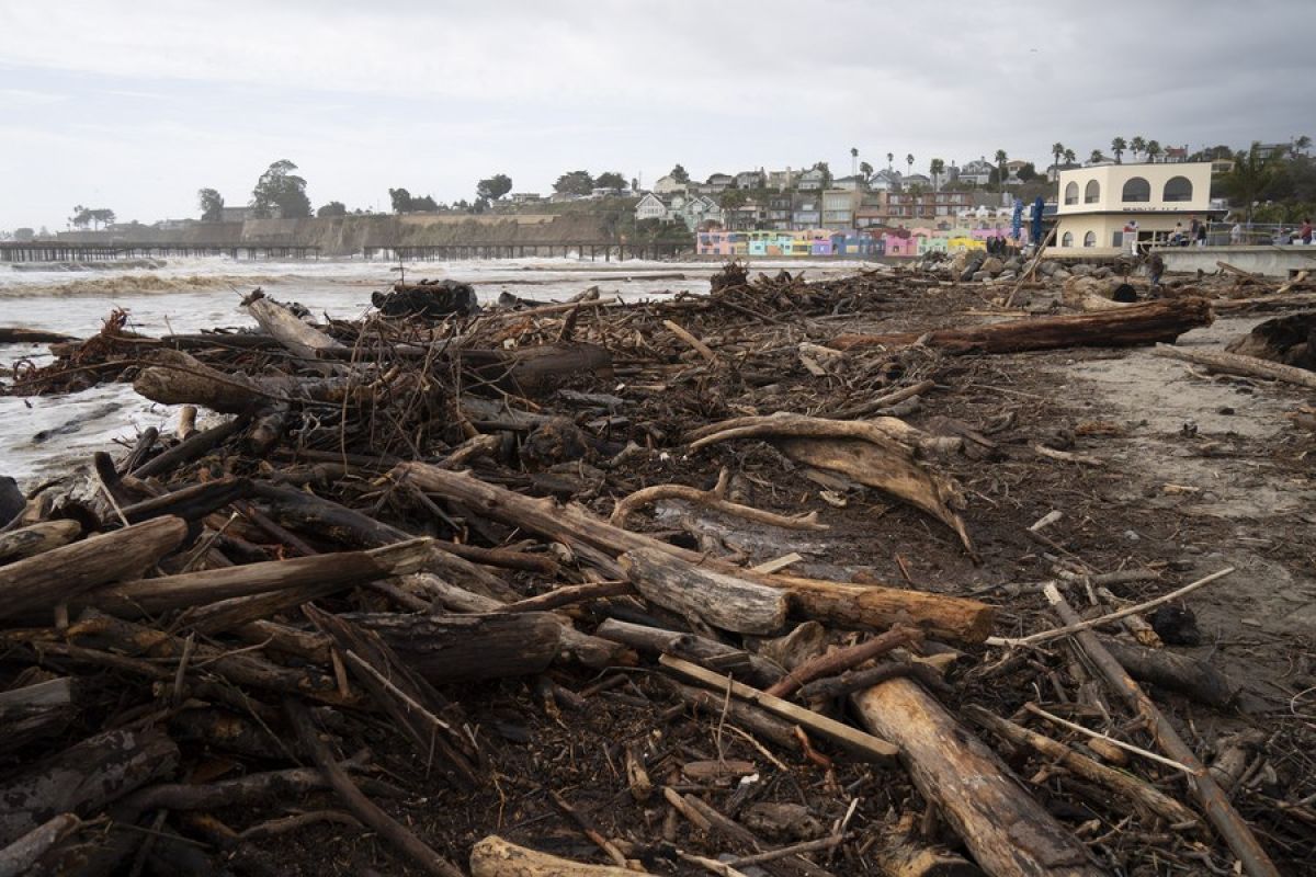 Badai di California berlanjut akibatkan lebih banyak hujan dan salju