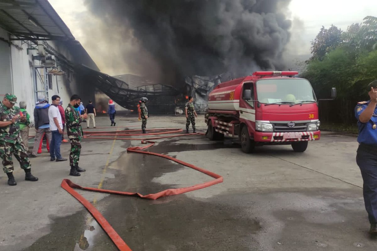 Tujuh mobil pemadam kebakaran dikerahkan ke lokasi kebakaran pabrik di Tangerang