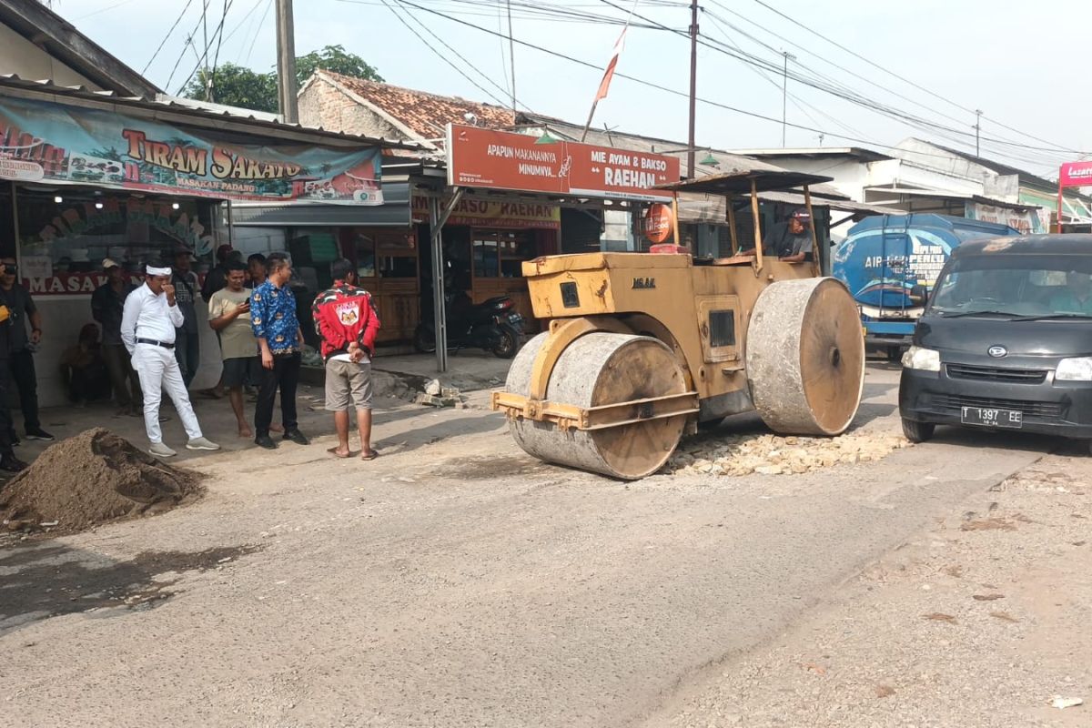 Anggota DPR dan Kades di Purwakarta pelopori perbaikan jalan rusak