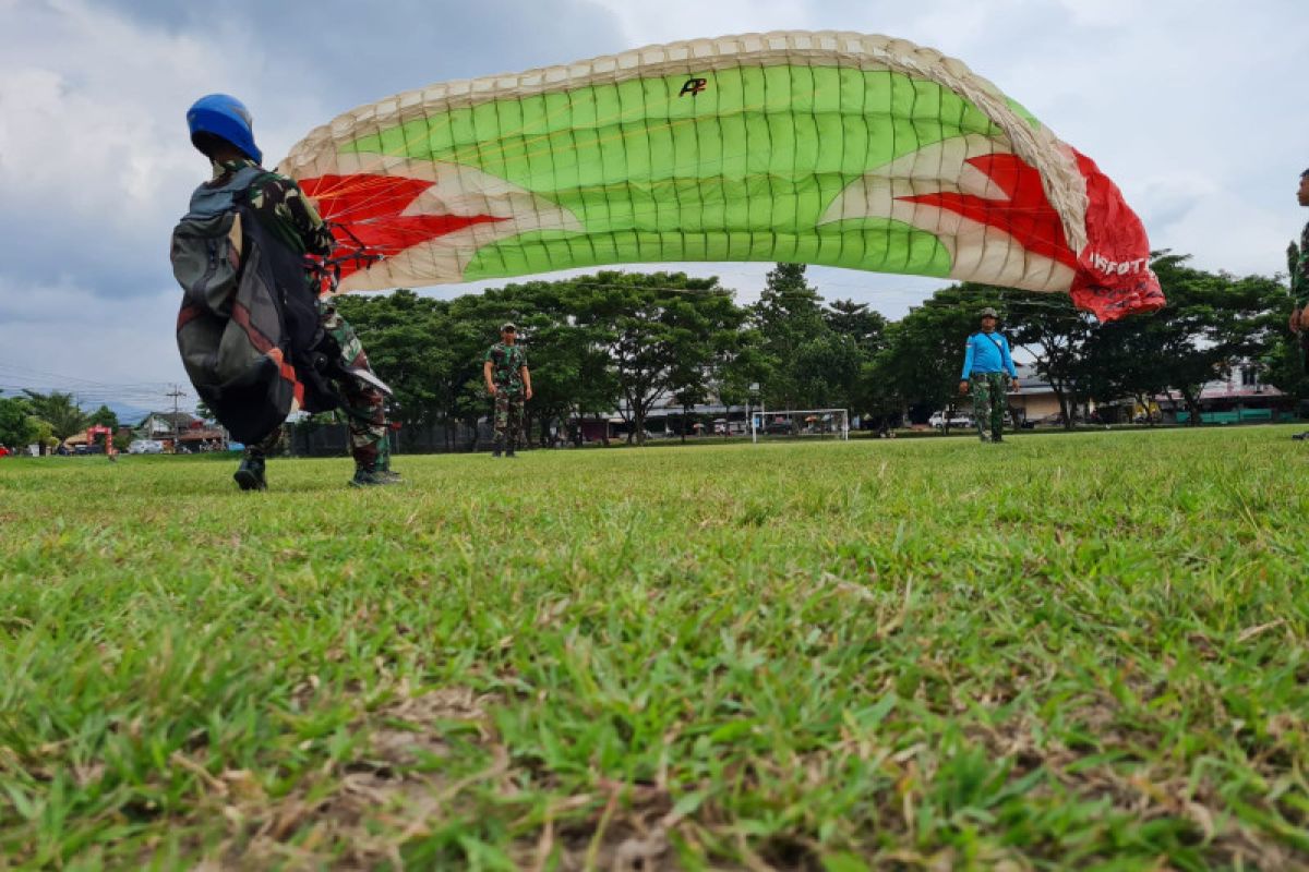 Personel TNI Lanud ZAM Lombok menggelar ground Handling Paralayang