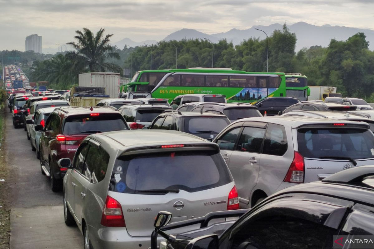 Kemacetan panjang di Kawasan Sentul karena Rakornas Kepala Daerah se-Indonesia
