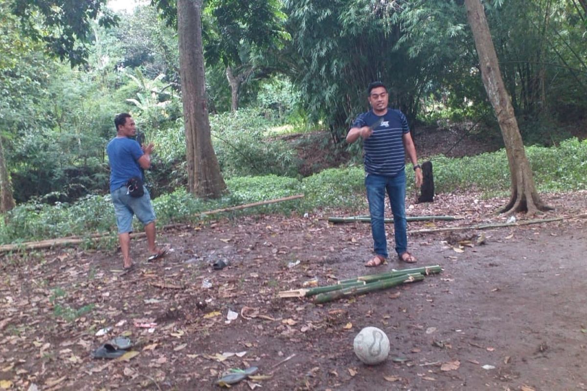 Judi "adu penalti" di Dompu digerebek: bola, gawang dan motor pejudi tertinggal