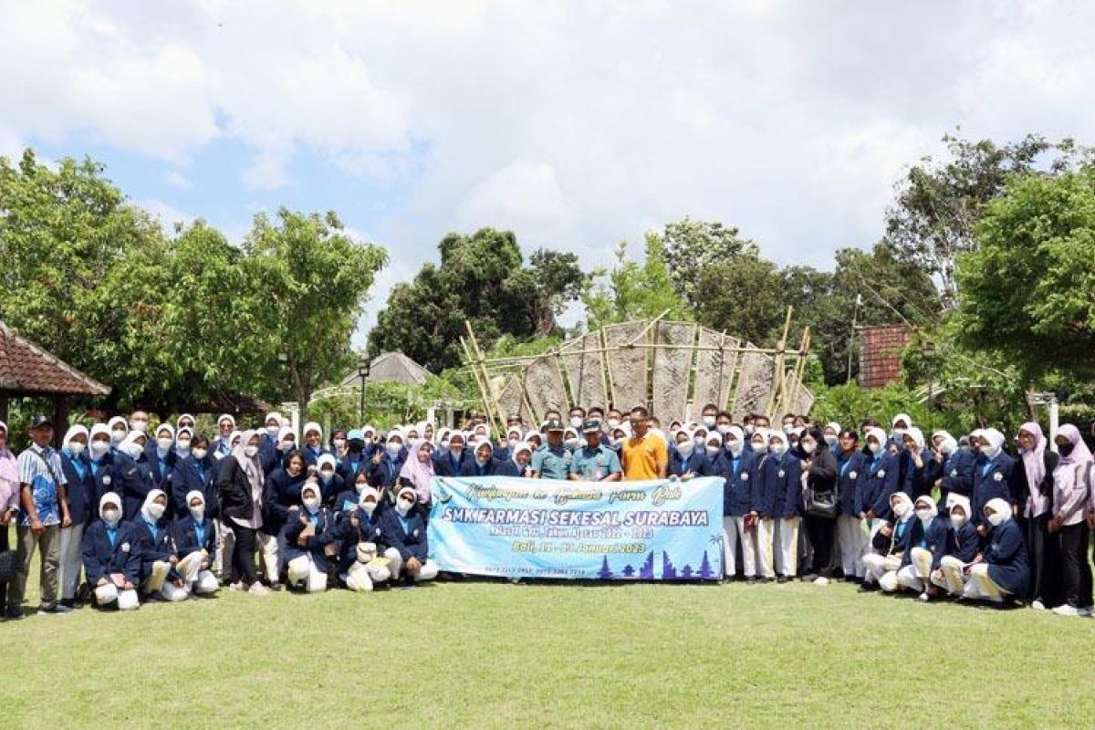 Pelajar SMK Farmasi Sekesal Surabaya belajar ke Pak Oles Green School