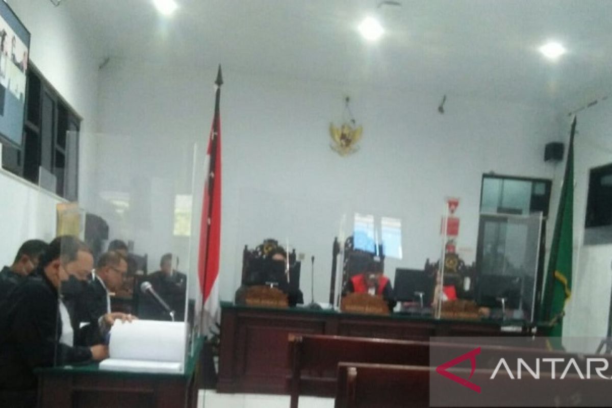 Mantan Wali Kota Ambon Richard Louhenapessy dituntut 8,5 tahun penjara