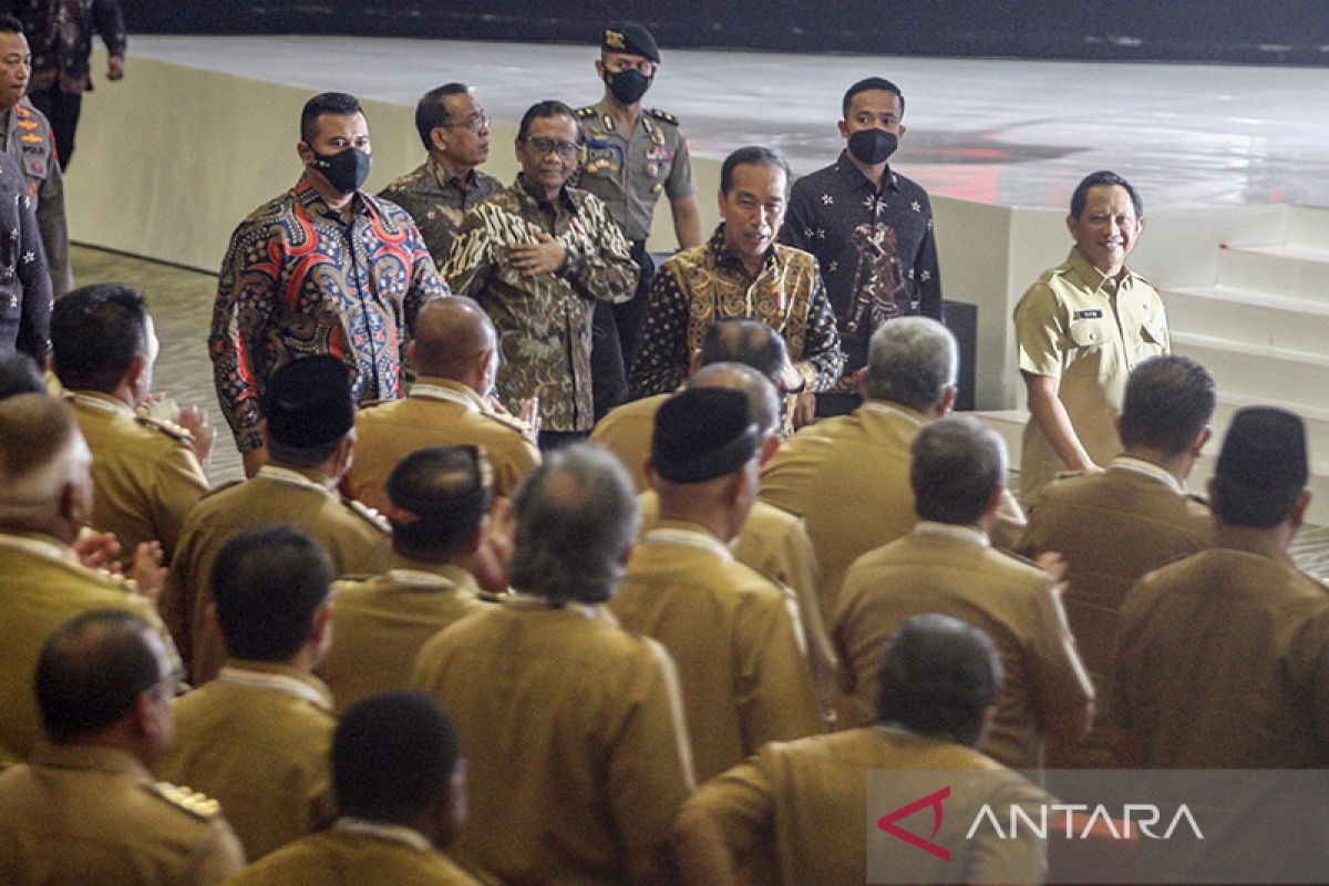 Jokowi minta kepala daerah tak terima data 