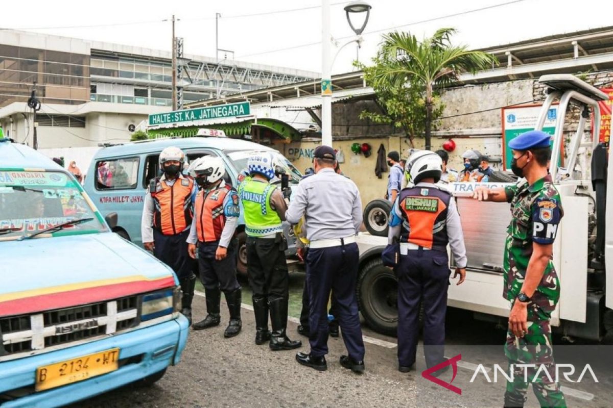 Petugas gabungan lakukan operasi penertiban angkutan umum di Pasar Rebo