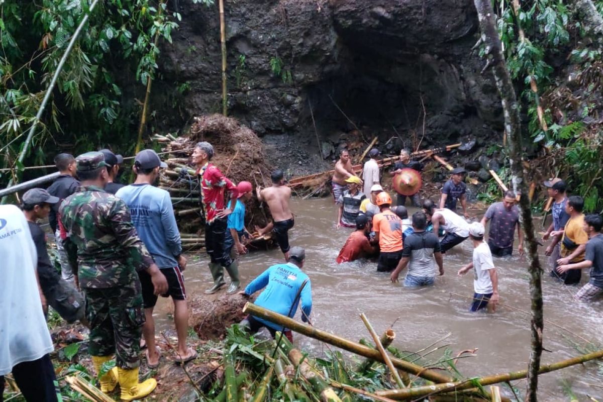 BPBD Lumajang evakuasi warga tertimbun longsoran rumpun bambu