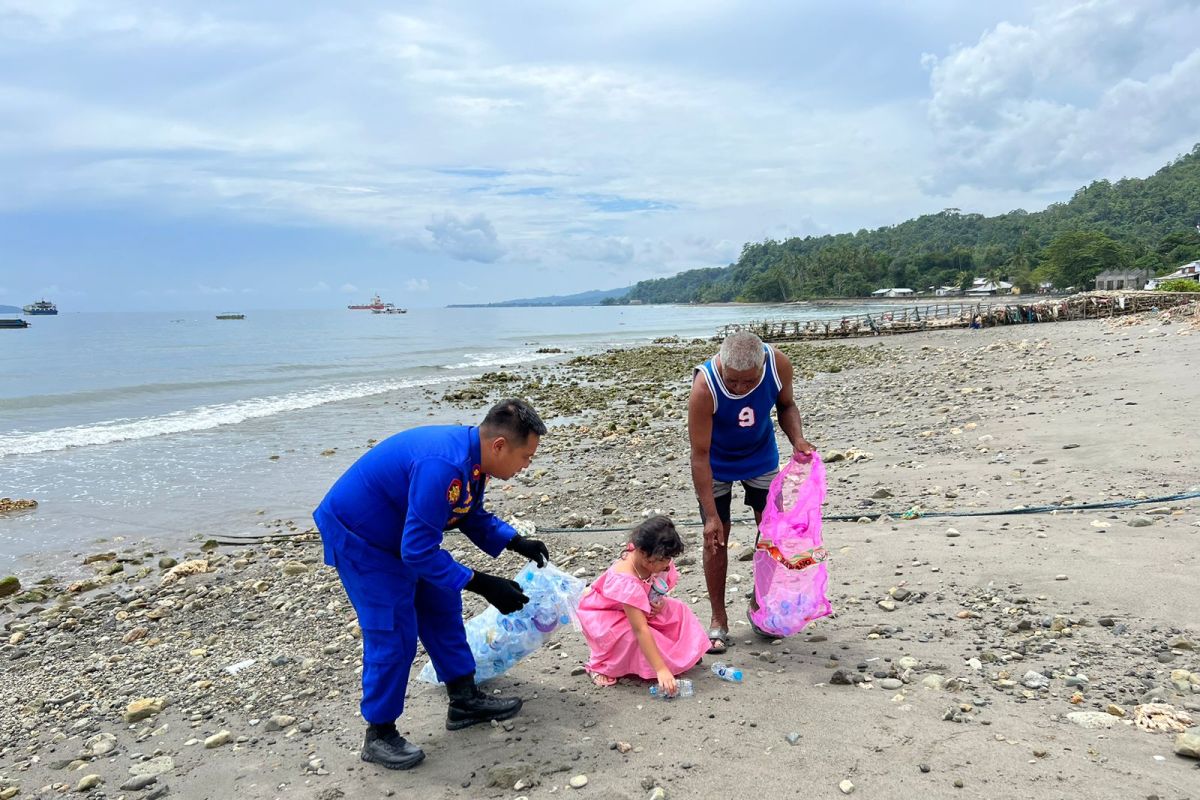Ditpolairud Polda Maluku pungut sampah plastik lewat program peduli pantai bersih