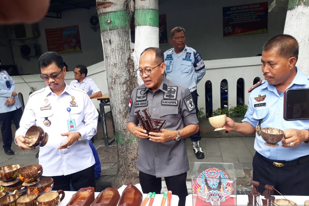 Kakanwil Kemenkumham Jatim apresiasi kerajinan tangan warga binaan Lapas Kediri