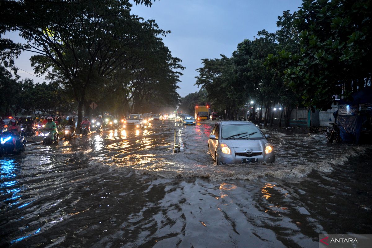 Hujan lebat dan angin kencang diprakirakan landa sejumlah wilayah