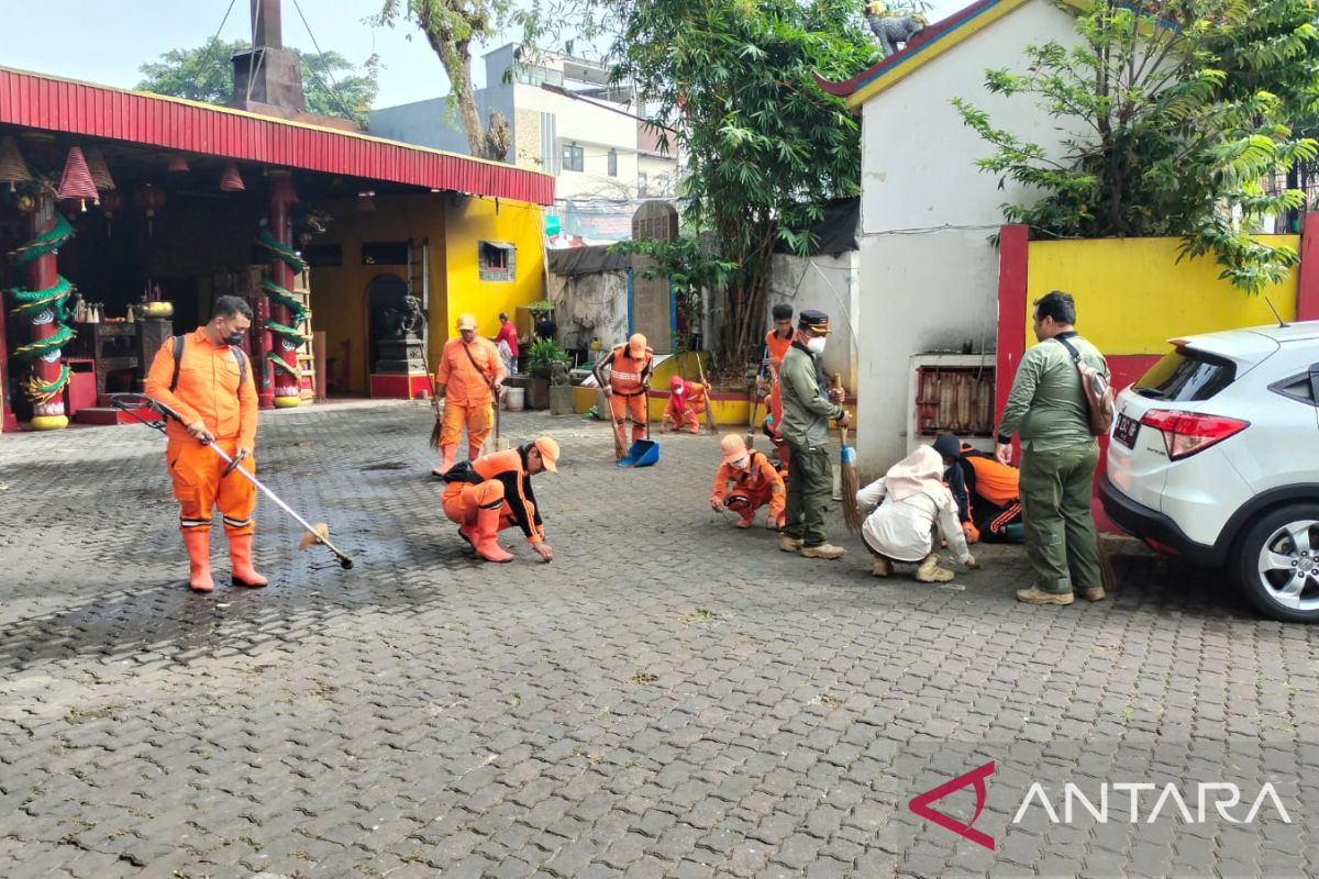 Petugas gabungan bersih-bersih wihara jelang Imlek