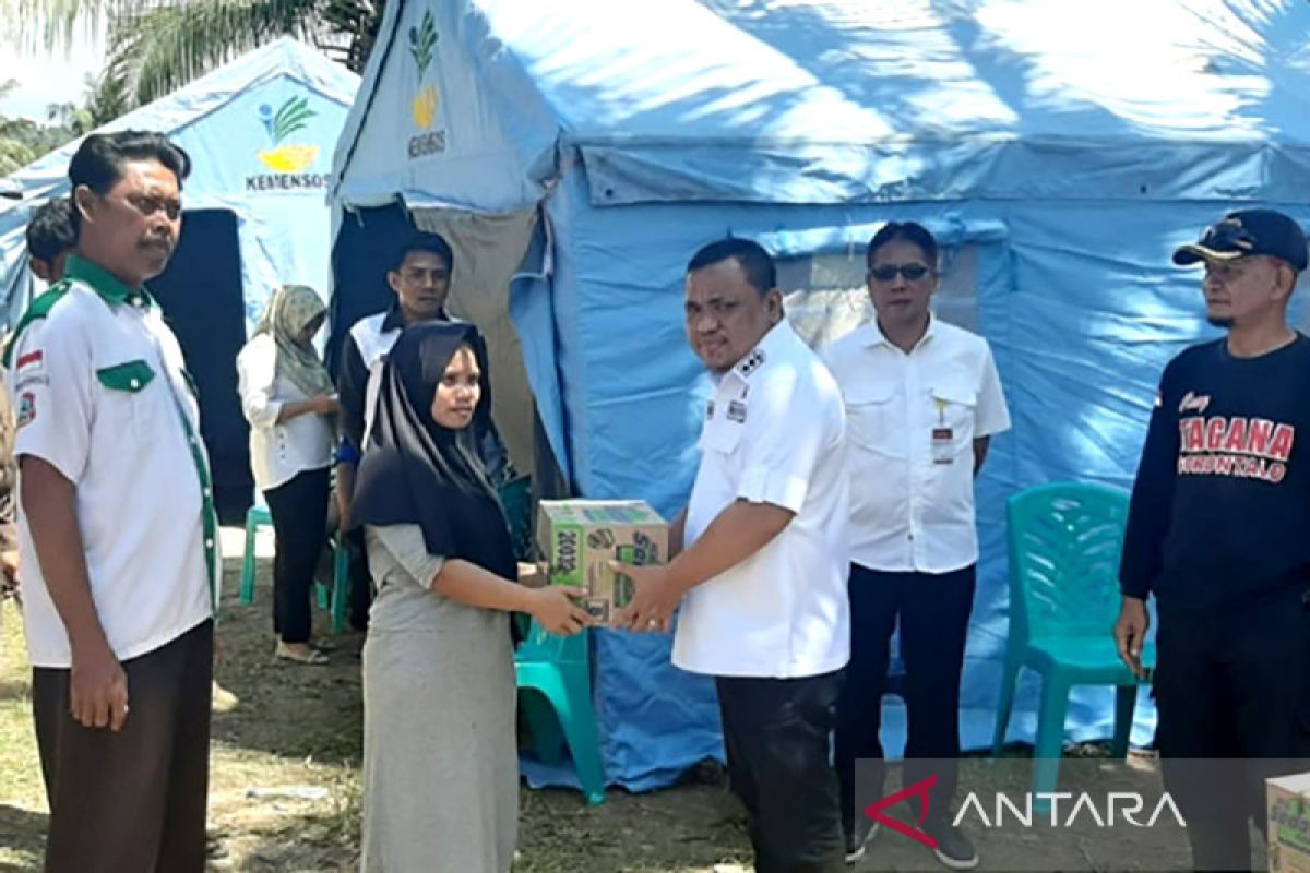 Wabup Gorontalo serahkan bantuan bagi warga terdampak puting beliung