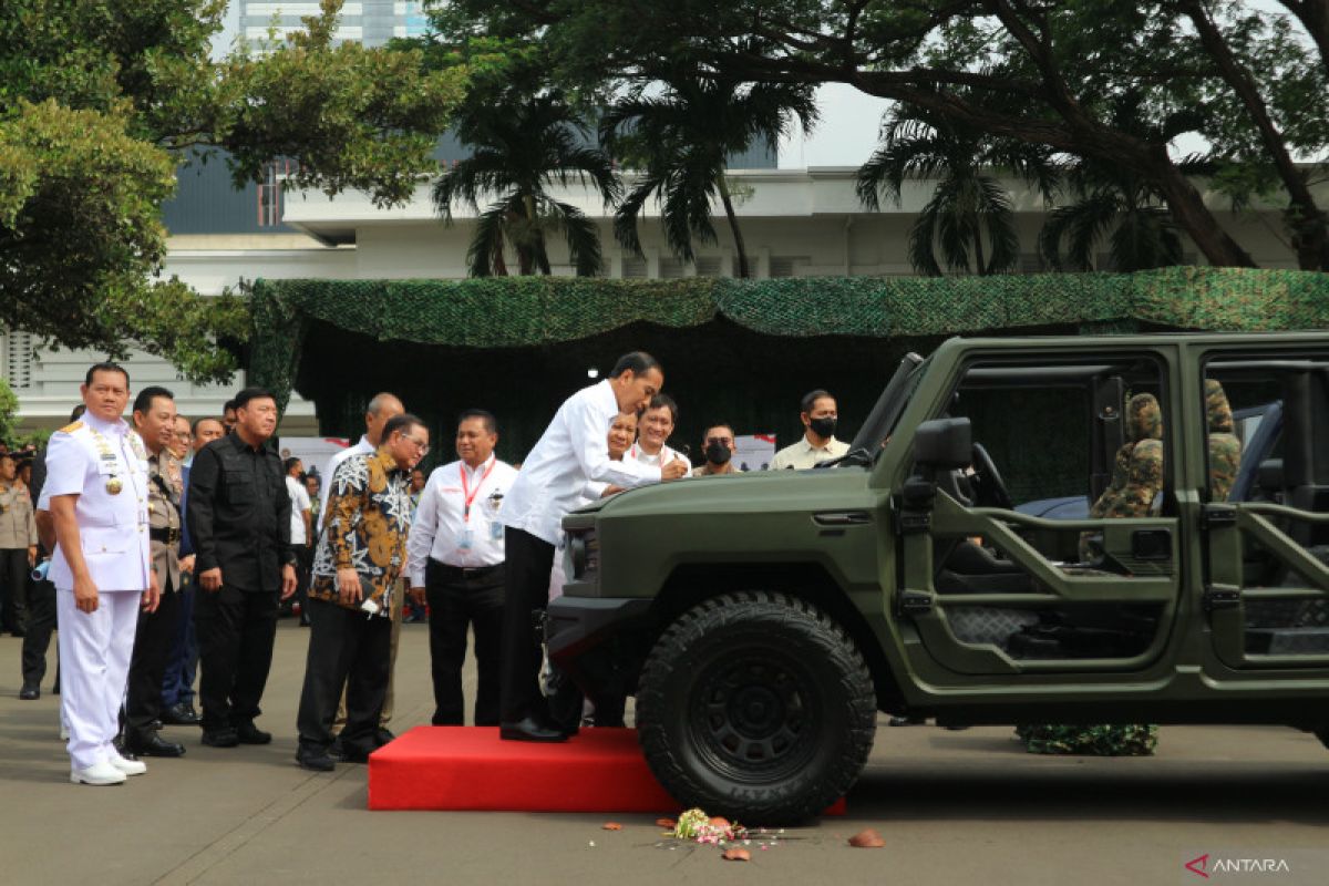 Jokowi namai kendaraan taktis produksi dalam negeri 