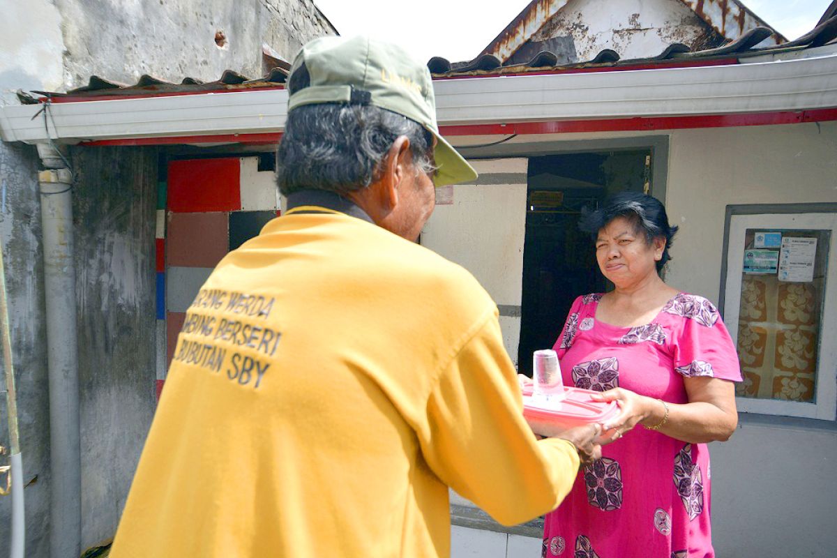 Penerima manfaat program permakanan di Surabaya berkurang