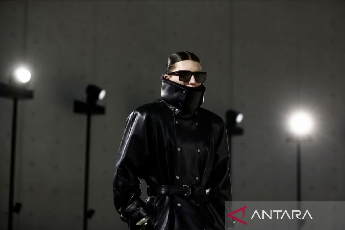 Saint Laurent buka Paris Fashion Week dengan busana malam untuk pria