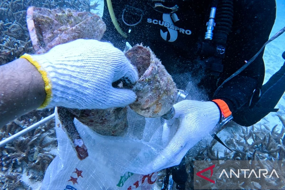 Pegiat wisata bersihkan sampah di dasar laut Sabang