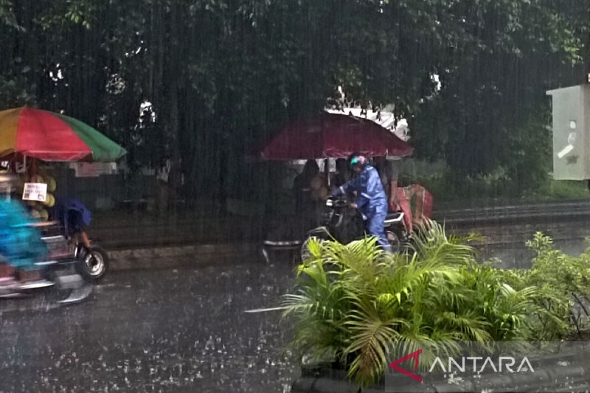 BMKG prakirakan hujan masih berpotensi di Jateng selatan hingga Maret