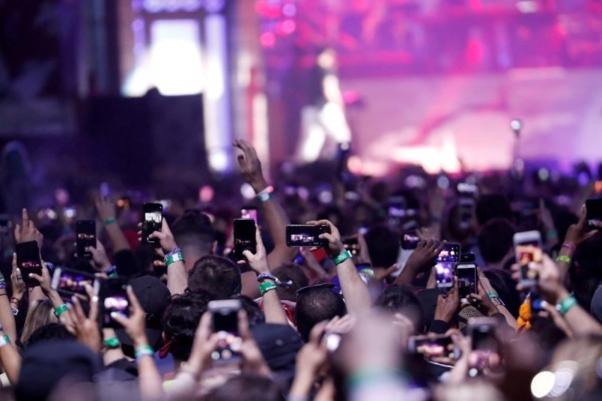 Nelly Furtado jarinya luka karena terjatuh saat tampil di Coachella